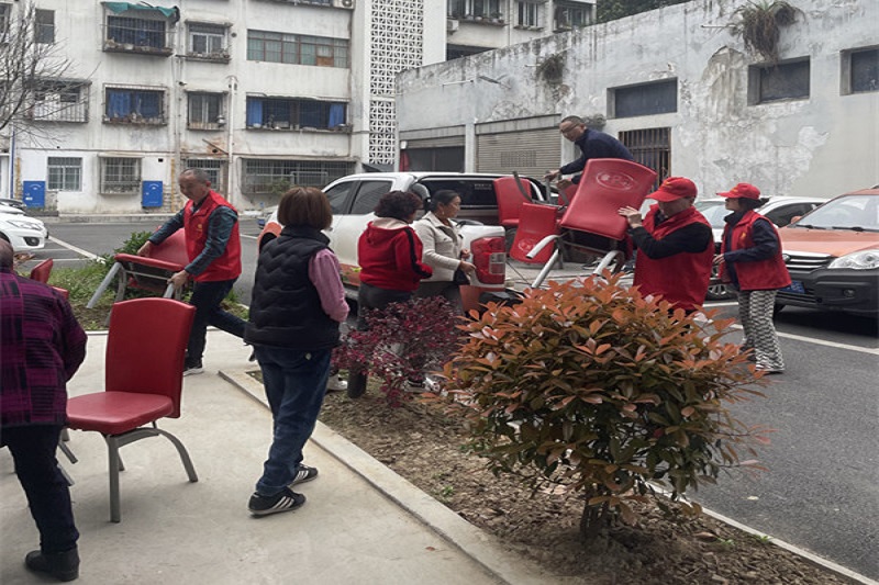 我為群眾辦實事||黨建引領送溫暖，愛心座椅進社區
